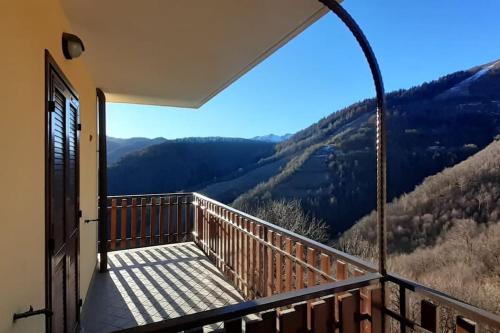 a balcony with a view of the mountains at La Casa di Cardini in San Giacomo