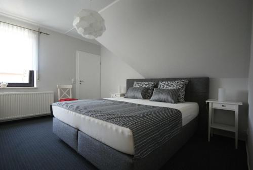 Tempat tidur dalam kamar di Ferienwohnung Waldsiedlung