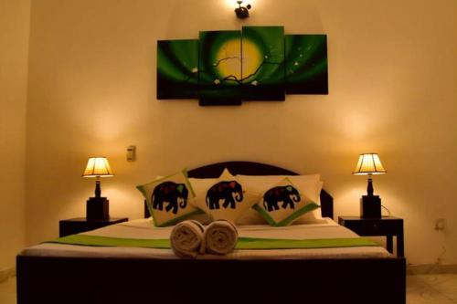 1 dormitorio con 1 cama con 2 lámparas en Thushine Hotel en Seeduwa