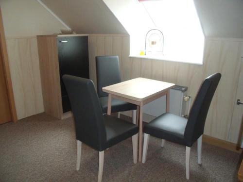 una mesa pequeña y sillas en una habitación en Ferienhof Augustenruh, 