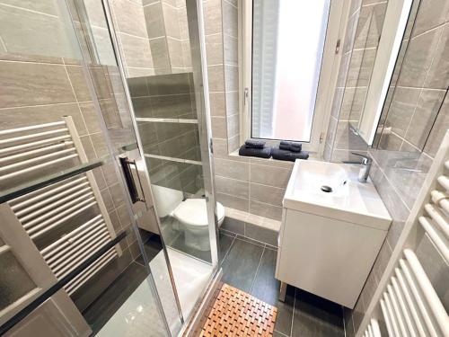 une salle de bain avec une douche, un lavabo et des toilettes dans l'établissement Cosy Saint-Denis 2/4 personnes, à Saint-Denis