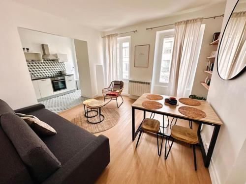 un salon avec une table et un canapé dans l'établissement Cosy Saint-Denis 2/4 personnes, à Saint-Denis