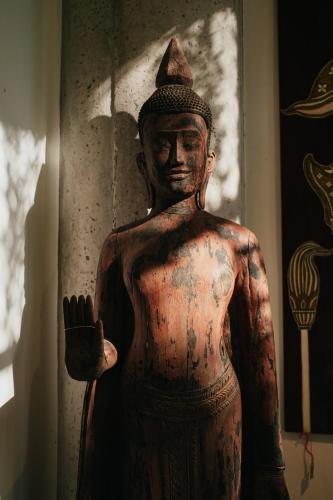 a statue of a statue of a person in a room at Hotel Vellita Siem reap in Siem Reap