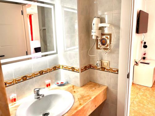 ガンディアにあるGandialco Playa de Gandiaの洗面台と鏡のあるバスルーム