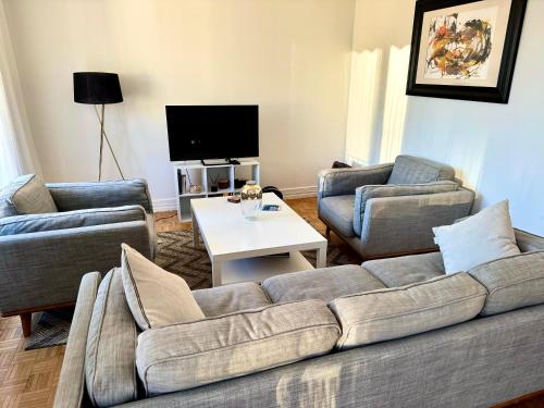 Fotografia z galérie ubytovania Bergson Top - Appart 80m2, 2 grandes chambres, entièrement rénovée et équipée, lumineux, WIFI, balcon, calme, vue imprenable v destinácii Saint-Étienne