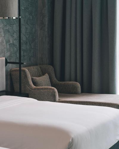 a hotel room with two chairs and a bed at Hotel Vellita Siem reap in Siem Reap