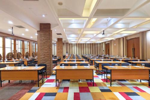 a large room filled with tables and chairs at THE 1O1 Bandung Dago in Bandung