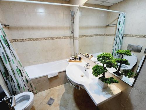 Koupelna v ubytování Lovely 1-bedroom apartment in the heart of Dubai marina