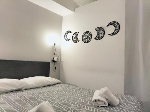 een slaapkamer met een bed met handdoeken erop bij Theatron Houses- Centro Storico in Catania