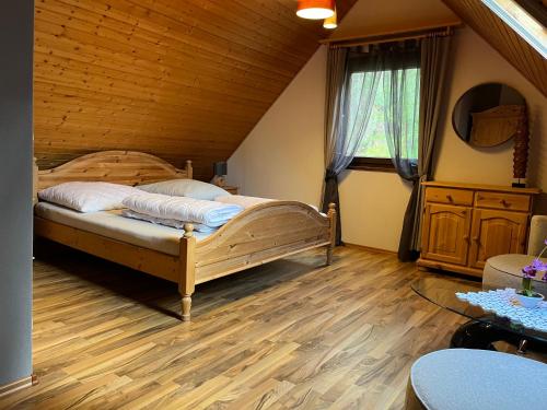 um quarto com uma cama e piso em madeira em Ferienhaus 32 em Kinding