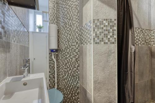 bagno con doccia, lavandino e servizi igienici di Lovely & authentic Flat - Parc des Expos - Paris 15 a Parigi