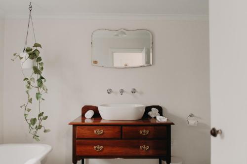uma casa de banho com um lavatório e um espelho em Balnagown em Albany