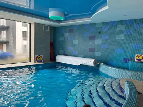 una piscina en una habitación con piscina en Apartament Monte Ślęża & Spa, en Sobótka