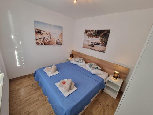 Posteľ alebo postele v izbe v ubytovaní Apartments by the sea Zivogosce - Porat, Makarska - 16763