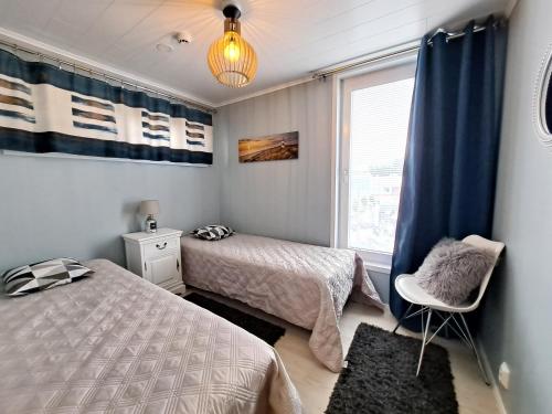 1 dormitorio con 2 camas y ventana en Hilmantori 209, en Kalajoki