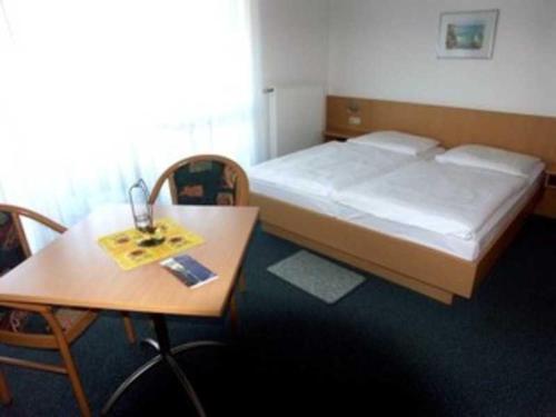pokój hotelowy z łóżkiem i stołem w obiekcie Appartementhaus Anne w mieście Binz
