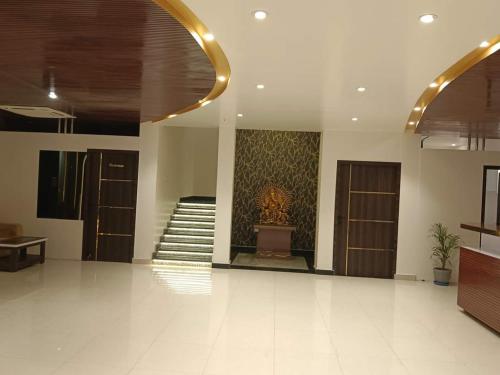 eine Lobby mit einer Treppe und einem Kamin in einem Gebäude in der Unterkunft Hotel JVW Arena in Motīhāri