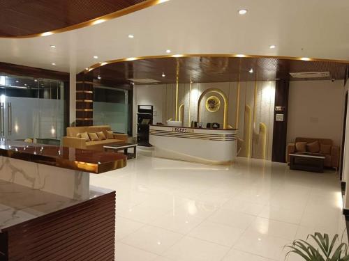 - un salon avec un canapé et un hall dans l'établissement Hotel JVW Arena, à Motīhāri