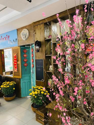 een bloemenwinkel met roze bloemen ervoor. bij Galaxy Boutique Sai Gon Central Hotel in Ho Chi Minh-stad