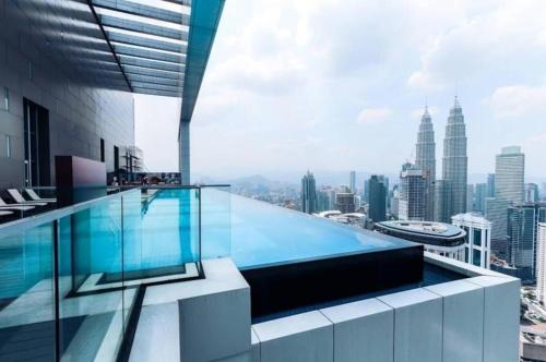 ein Schwimmbad auf dem Dach eines Gebäudes mit einer Stadt in der Unterkunft The platinum KLCC By Garden Suites in Kuala Lumpur