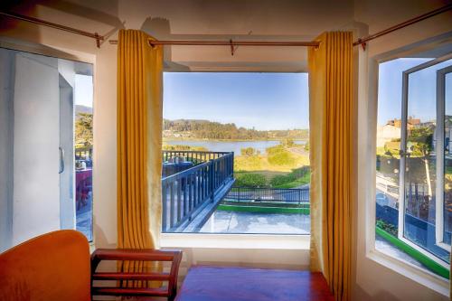 Eden Hill Hotel في نوارا إليا: غرفة مع نافذة كبيرة مطلة على نهر