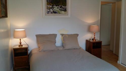 una camera con un letto con due comodini di Serresj202 a Le Touquet-Paris-Plage