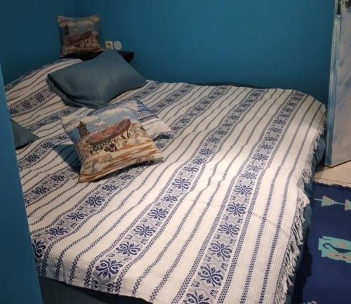 łóżko z dwoma poduszkami na górze w obiekcie Τraditional seaside room HOMER w mieście Artemida