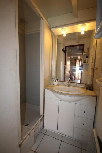 une salle de bain avec un lavabo et une douche dans l'établissement Villa 6 couchages 3 chambres terrasse ombragée parking dans résidence sécurisée piscine commune 400m de la mer LRJP93, à Portiragnes