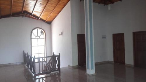 een kamer met een trap en een houten plafond bij Suriya Villa in Kandy