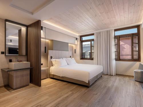ein Hotelzimmer mit einem Bett und einem Waschbecken in der Unterkunft CASA DORINI in Chania