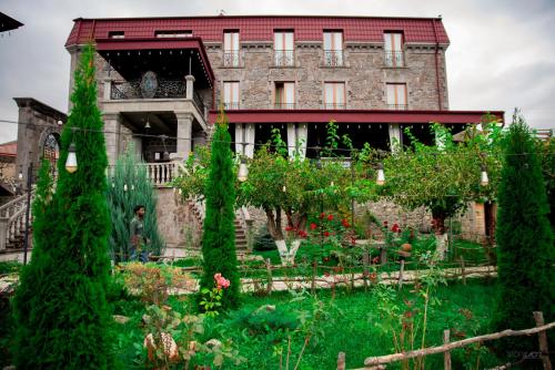 ゴリスにあるKhoreayi Dzorの大きな建物