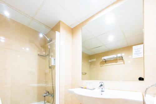 Bilik mandi di Hotel Palacios