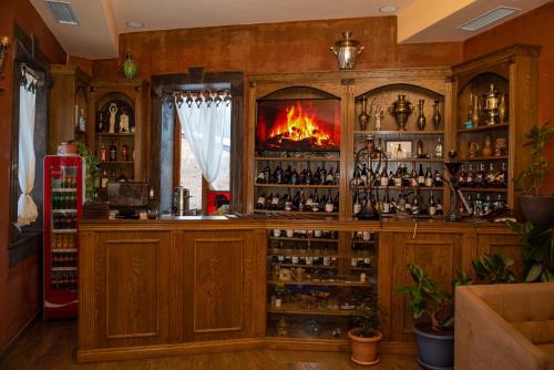 un bar con chimenea en Khoreayi Dzor, en Goris