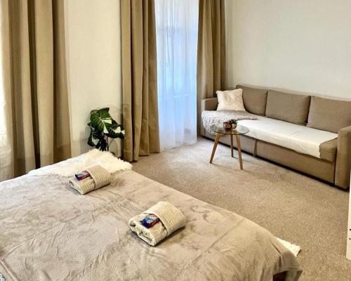 ein Wohnzimmer mit einem Bett und einem Sofa in der Unterkunft Apartment Lea - Old Town in Bratislava