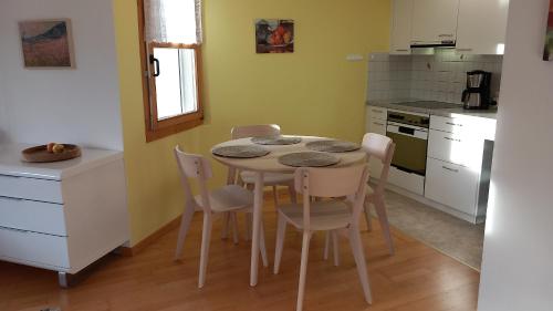 eine Küche mit einem Tisch und Stühlen im Zimmer in der Unterkunft Haus Liaun 2 in Brienz