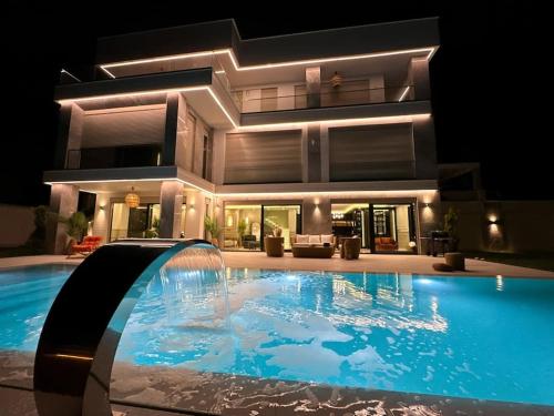 a large swimming pool in front of a house at Villa safkan in Silivri