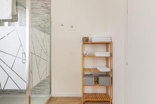 a room with a book shelf with towels at monji apartment in Faenza