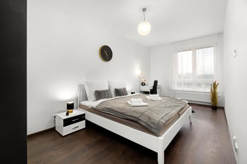 - une chambre blanche avec un grand lit blanc dans l'établissement BNB New Beautiful Apartment in the Center of Ostrava with option Garage Parking, à Moravská Ostrava