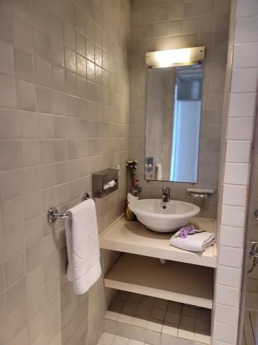 W łazience znajduje się umywalka i lustro. w obiekcie Sky Suites w Bejrucie