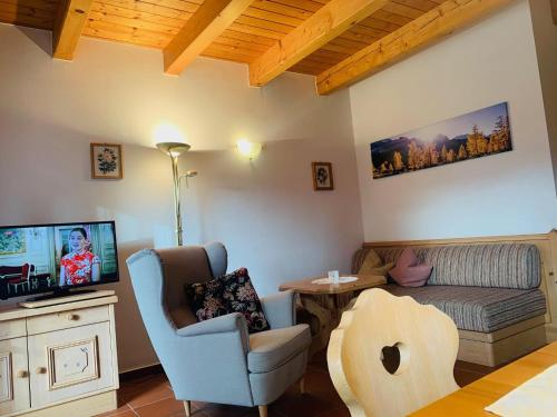 sala de estar con sofá y TV en Ferienhaus Sükar, en Bad Kleinkirchheim