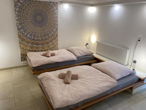 2 camas individuais num quarto com uma parede em Living the Green em Friedrichsdorf