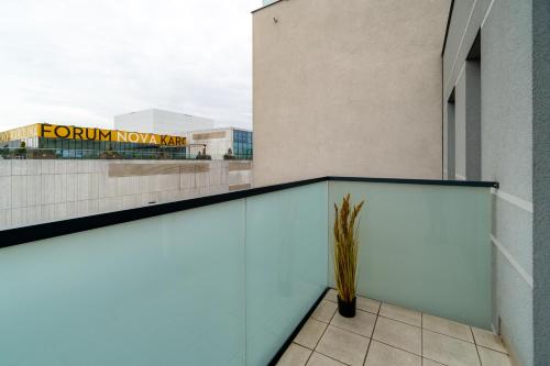 Bazén v ubytování BNB New Beautiful Apartment in the Center of Ostrava with option Garage Parking nebo v jeho okolí