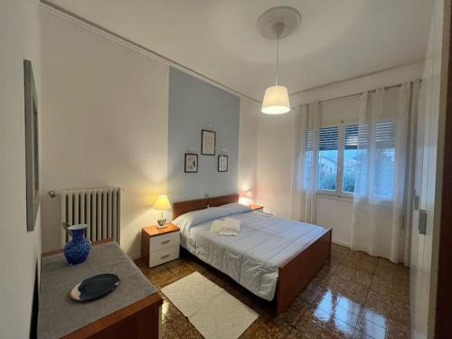Un dormitorio con una cama y una mesa. en I sassi della PIAVE, en Barco