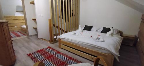Säng eller sängar i ett rum på Apartment house with sauna and jacuzzi Svätý Kríž 2