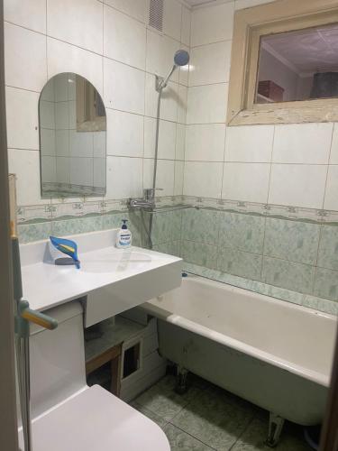 een badkamer met een wastafel en een bad bij Fully furnished 1 room apt in Ulaanbaatar