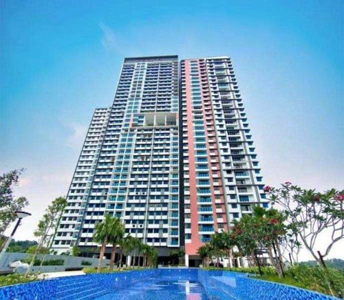 布城的住宿－MFA Putrajaya Homestay，一座高大的建筑,前面有一个游泳池