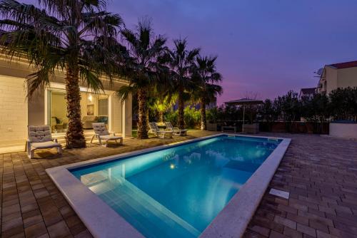 Luxury Villa Agape Palm Beach Tennisplatz