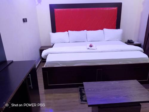 Ein Bett oder Betten in einem Zimmer der Unterkunft Charles deluxe hotel and apartments