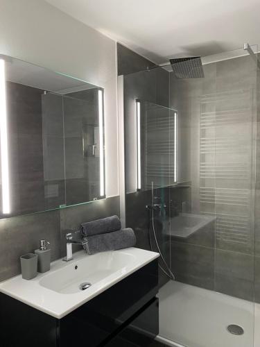 La salle de bains est pourvue d'un lavabo, d'une douche et d'une baignoire. dans l'établissement 2 Zimmer Apartment - Wohnen auf Zeit, à Tübingen