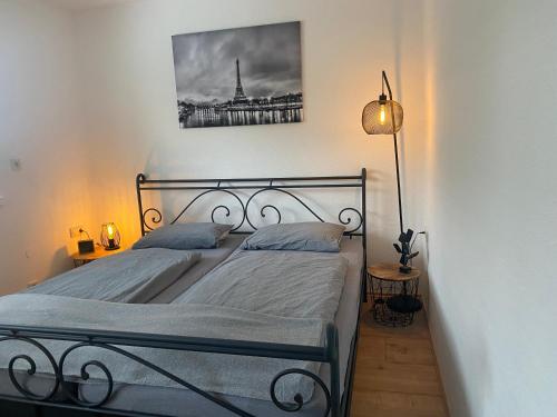 - une chambre avec un lit et une photo de la tour Eiffel dans l'établissement 2 Zimmer Apartment - Wohnen auf Zeit, à Tübingen